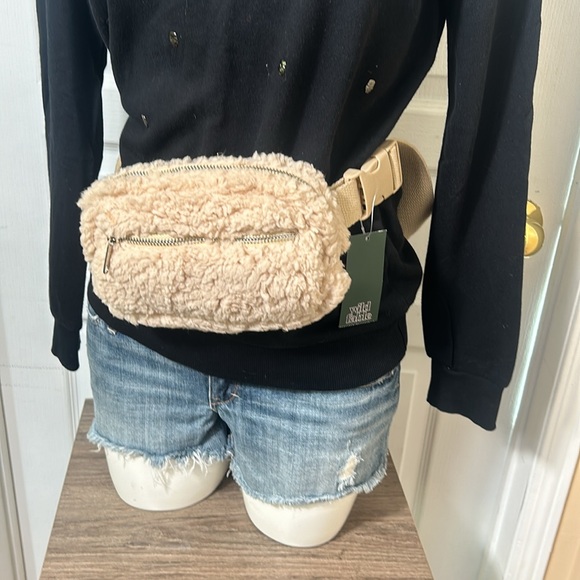 NWT WILD FABLE FAUX FUR WAIST BAG IN CREAM - Picture 4 of 6